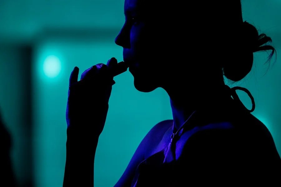 Una persona inhala un vapeador