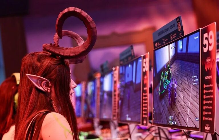 Una visitante participa en la Gamescom
