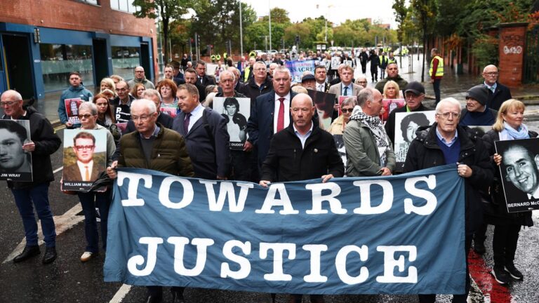 Familias se manifiestan al inicio del juicio por el Domingo Sangriento en su búsqueda de justicia