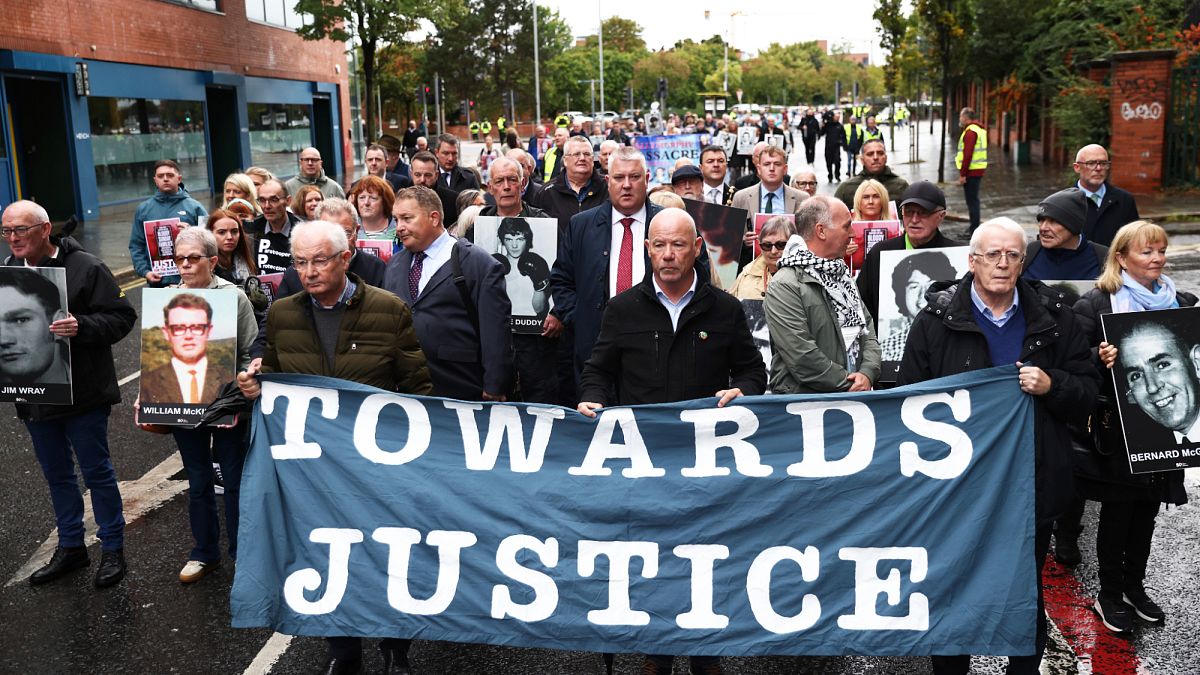 Familias se manifiestan al inicio del juicio por el Domingo Sangriento en su búsqueda de justicia