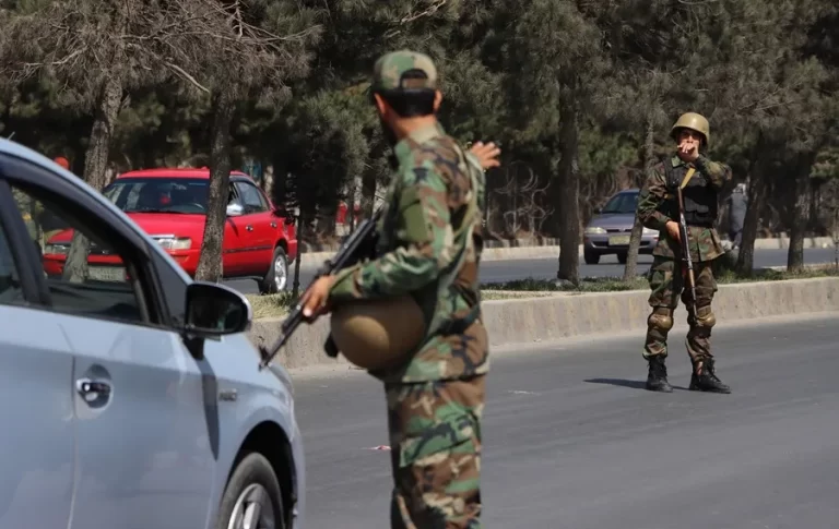 Talibanes liberan a estadounidense tras acuerdo con un enviado de Trump en Kabul