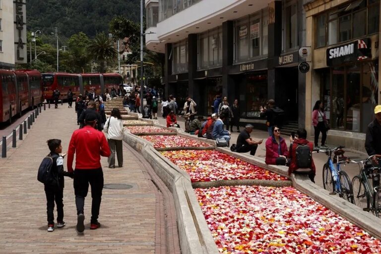 Bogotá lanza su primera Bienal y se convierte en un museo al aire libre, transformando el arte