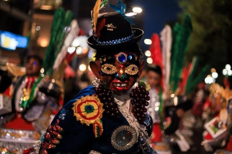 Bailarines y músicos destacan el origen boliviano de la danza de la morenada en un gran