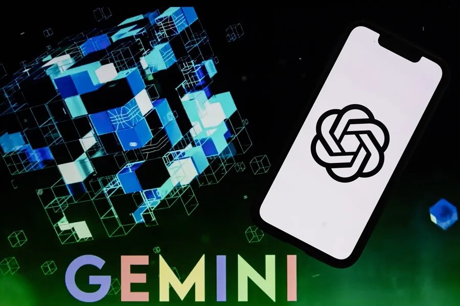 Comisi&oacute;n Europea pide evaluar los riesgos de los contenidos de la inteligencia artificial. En la imagen, Ilustraci&oacute;n que muestra un tel&eacute;fono m&oacute;vil con el logotipo de Open AI y Chat GPT de Microsoft Corporation sobre una pantalla que muestra las letras Google Gemini. EFE/ EPA/ Etienne Laurent