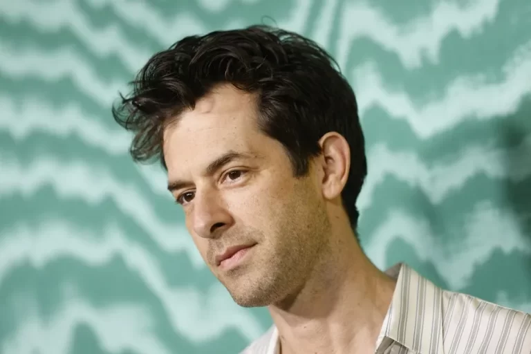 Mark Ronson creará la banda sonora para la adaptación de 'Narnia' por Greta Gerwig