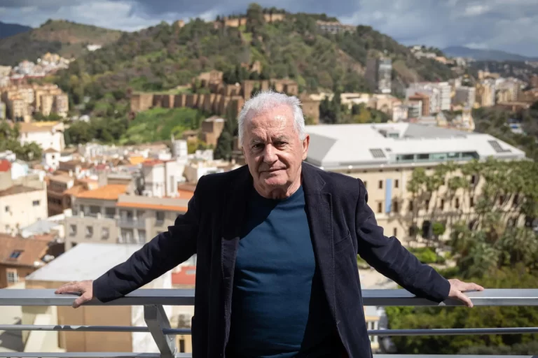 Víctor Manuel regresa tras siete años y presenta su nuevo disco, lleno de nuevas melodías y