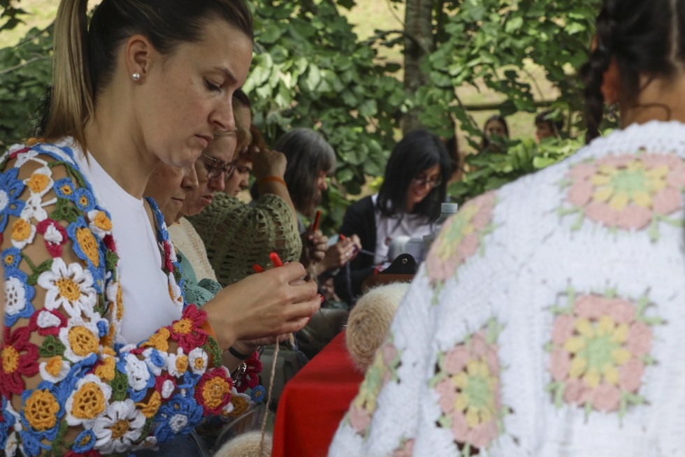 Ciento cincuenta mujeres celebran el arte del croché en los Valles Pasiegos según EFE en español