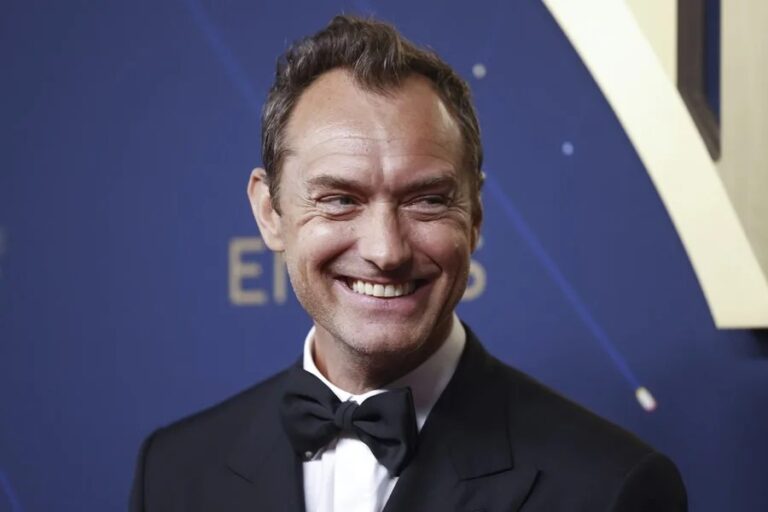 Premios Emmy 2025: los artistas y celebridades llegan a la alfombra roja