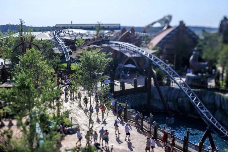 Muere un hombre tras montar la montaña rusa Stardust Racers del nuevo parque Epic Universe