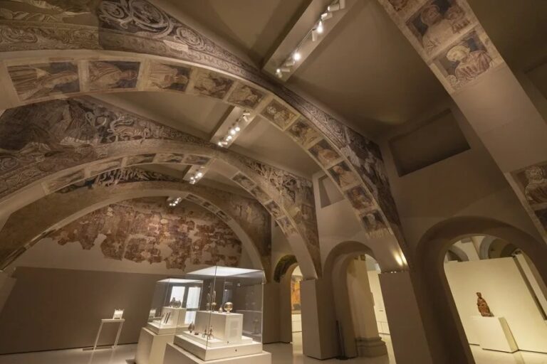 Aspecto de la sala donde el MNAC expone las pinturas murales de la sala capitular de Sijena.