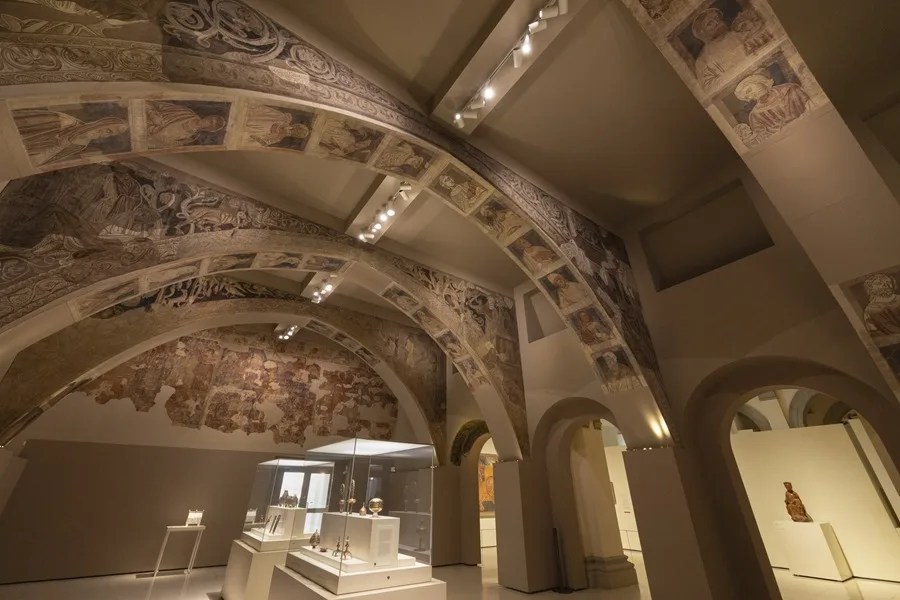Aspecto de la sala donde el MNAC expone las pinturas murales de la sala capitular de Sijena.