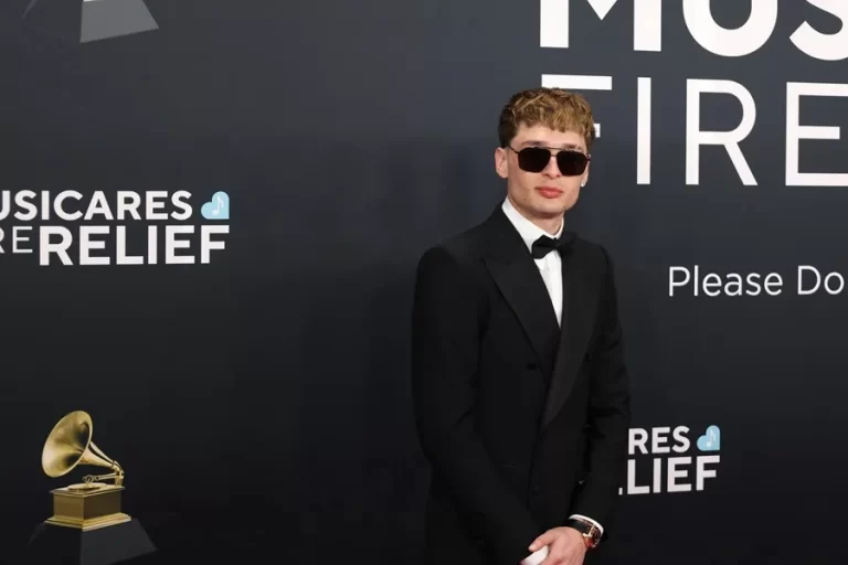 El mexicano Peso Pluma será el primer artista en recibir el Premio Billboard Vanguardia