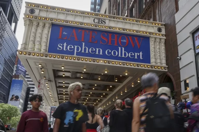 El programa de Stephen Colbert se lleva su primer Emmy justo antes de anunciar su cancelación