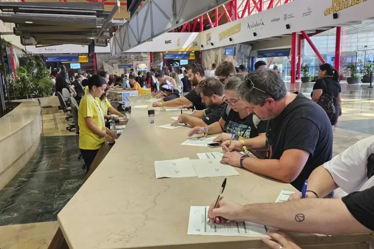 La gran afluencia colapsa la Comic-Con Málaga, con extensas filas y largas esperas para los