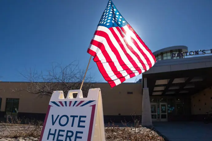 Trump evalúa una orden ejecutiva para exigir más requisitos en la votación presencial en EE.UU.