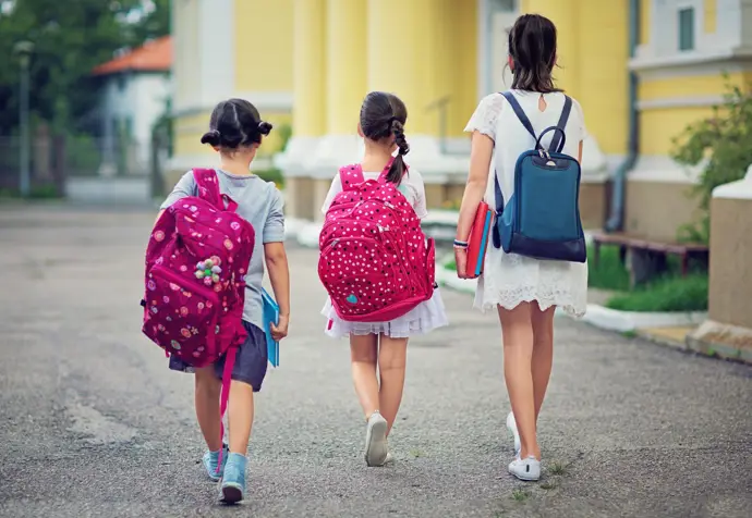 Mochilas escolares y dolor de espalda: cómo aliviarlo mediante ejercicio adecuado
