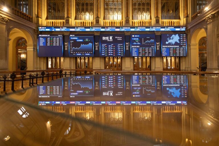El Ibex 35 se extiende su descenso hasta el 1% y se sitúa en los 14.700 puntos al mediodía