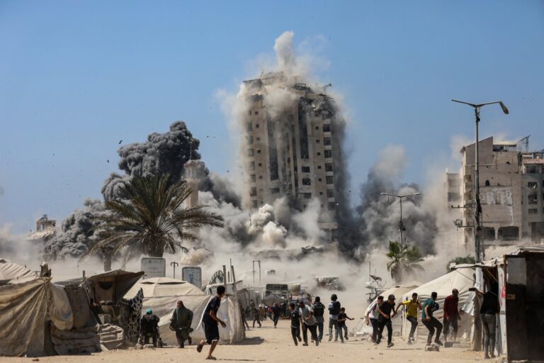 Israel ataca una torre de apartamentos en Gaza durante los últimos bombardeos en la ciudad.