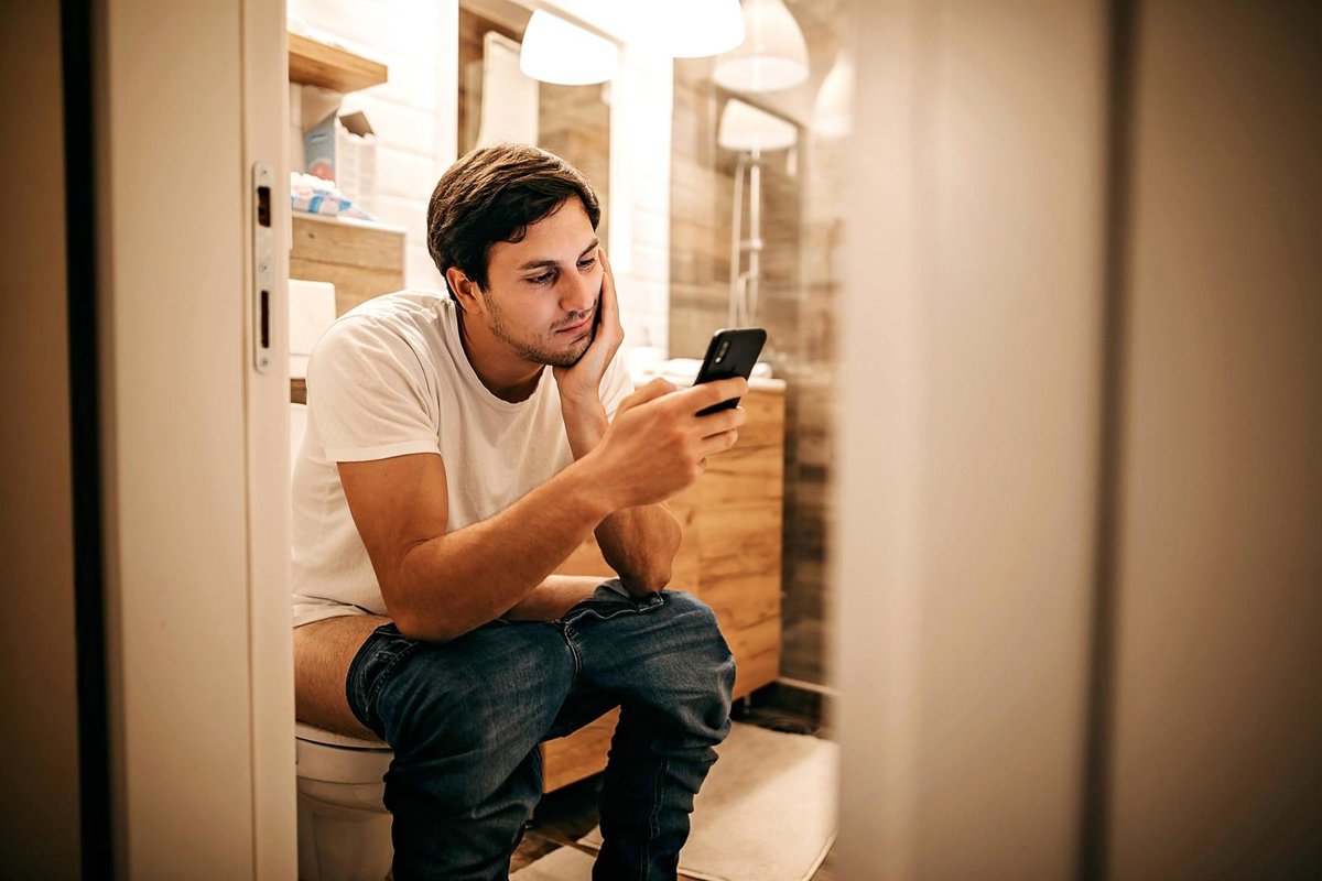 Estudio revela los peligros inesperados de usar el teléfono móvil en el baño