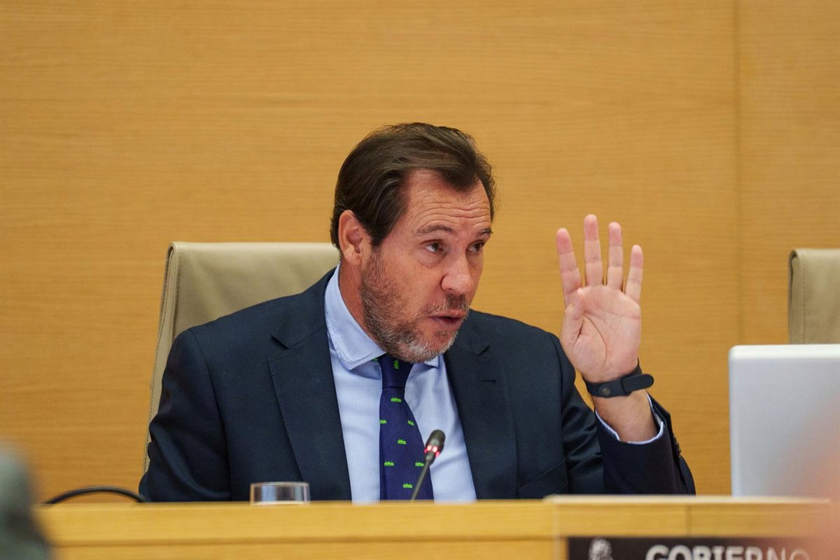 Óscar Puente prevé dos años más de problemas por la mezcla de trenes nuevos y antiguos