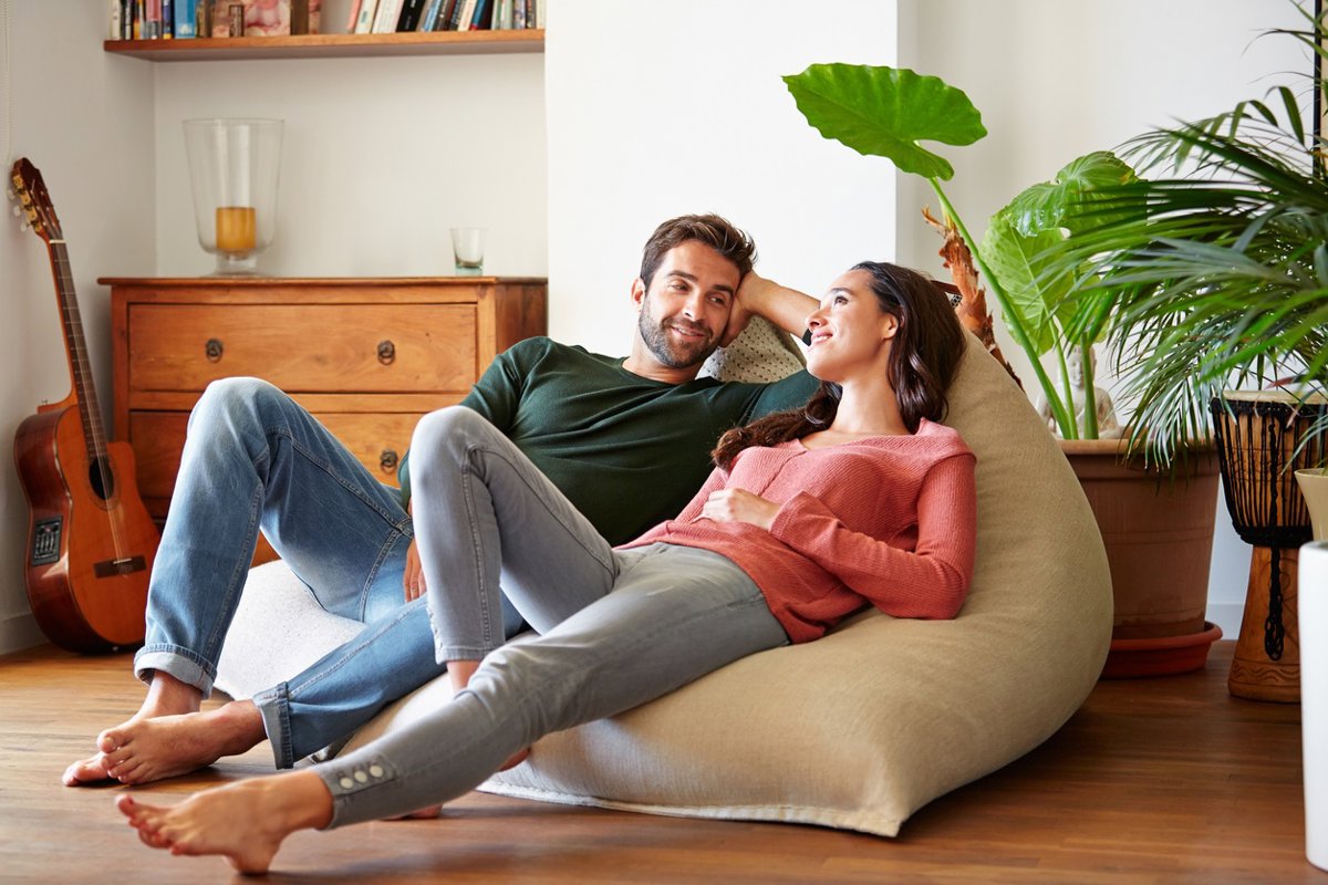 Descubre cómo pequeños detalles cotidianos pueden mejorar tu relación más que cualquier gesto