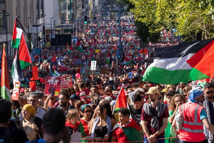 Una multitud de entre 75.000 y 110.000 personas, seg&uacute;n las estimaciones, participa en una manifestaci&oacute;n nacional de solidaridad con el pueblo palestino bajo el lema Tarjeta roja al genocidio, fin de la complicidad, actuemos ahora, en Bruselas, B&eacute;lgica