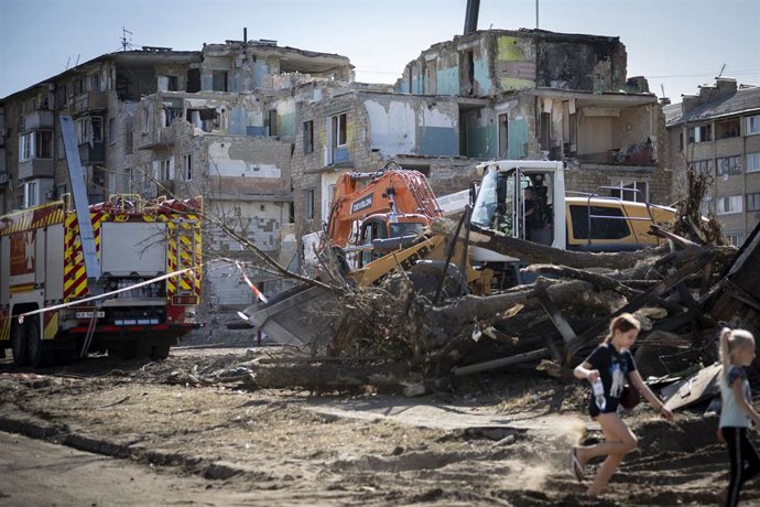 Vista de un edificio residencial destruido en un ataque ruso en la capital ucraniana, Kiev