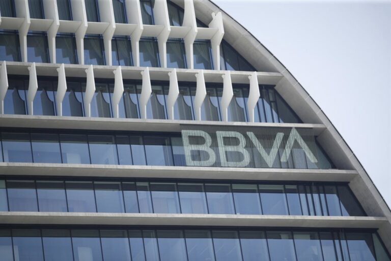 BBVA cubrirá los gastos del canje de la OPA a Sabadell para los accionistas en sus oficinas