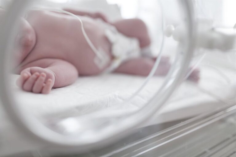 Hasta los niños sanos pueden sufrir complicaciones graves por el VRS
