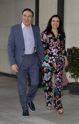 Archivo - El presidente ejecutivo y director de 'El Espa&ntilde;ol', Pedro J. Ram&iacute;rez, y la abogada Cruz S&aacute;nchez de Lara, a su llegada al C&oacute;ctel de verano Europa Press 2025, en el Hotel Rosewood Villa Magna, a 7 de julio de 2025, en Madrid (Espa&ntilde;a). El c&oacute;ctel de