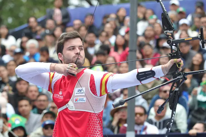 Andrés Temiño celebra al ganar el oro mundial en arco recurvo individual y extiende la fiesta