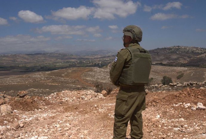 El portavoz en árabe del Ejército israelí, Avichay Adraee, desde un puesto militar en el sur de Líbano