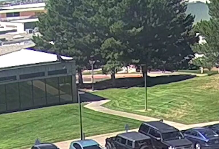 El FBI publica un vídeo del sospechoso del asesinato del activista Charlie Kirk escapando del lugar