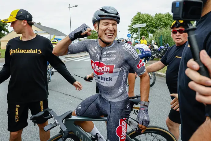 Philipsen se prepara para el día decisivo en La Vuelta, buscando repetir su triplete y hacer