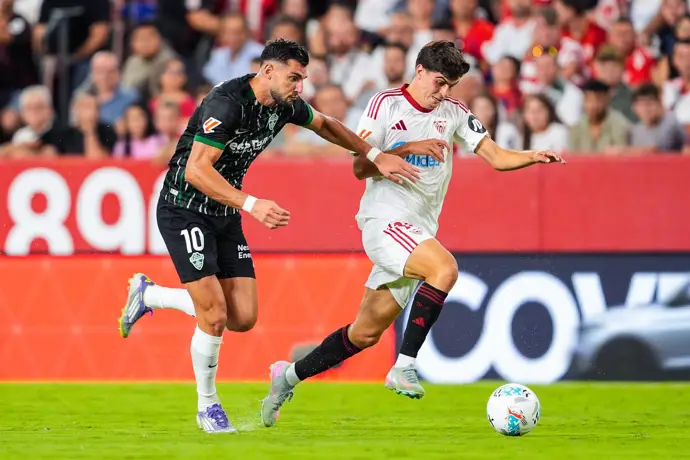 El Sevilla responde a tiempo ante el Elche, que se mantenía invicto en la competición