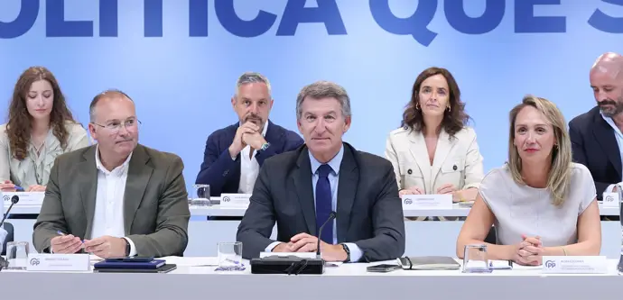 Feijóo convoca a la cúpula del PP para involucrar al partido en la estrategia contra Sánchez y
