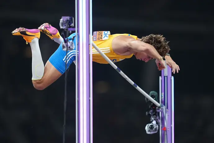 Duplantis establece un nuevo récord mundial y se lleva el oro en pértiga en los Mundiales de Tokio