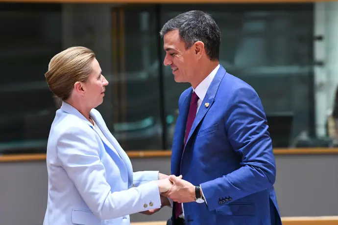 La primera ministra danesa critica a Sánchez por rendir homenaje a los acosadores en lugar de a