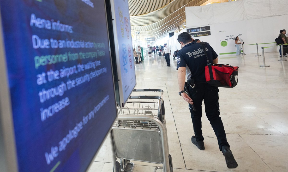 Casi 2.200 viajeros de Iberia se quedaron sin volar ayer por la huelga en los controles de Barajas