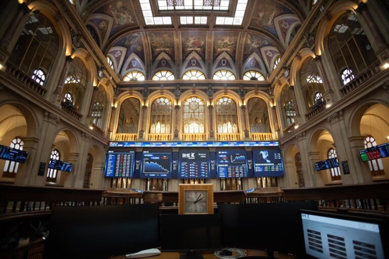 El Ibex 35 desciende un 0,24% pero se mantiene por encima de los 15.100 puntos, atento a la Fed