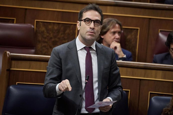 Archivo - El ministro de Economía, Carlos Cuerpo, interviene durante una sesión de control al Gobierno, en el Congreso de los Diputados, a 18 de junio de 2025, en Madrid (España).
