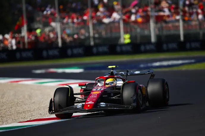 Ferrari se destaca en un agitado viernes en Bakú