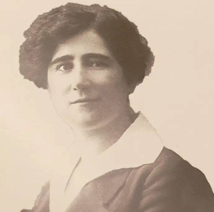 El retrato de Clara Campoamor, a punto de desafiar la hegemonía masculina en el Congreso.