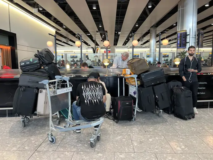 Los aeropuertos europeos afectados por el ciberataque esperan que los problemas continúen este