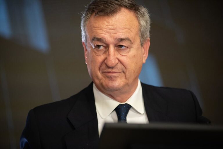 Sabadell considera "incongruente" responder a la OPA de BBVA y propone esperar a una nueva oferta