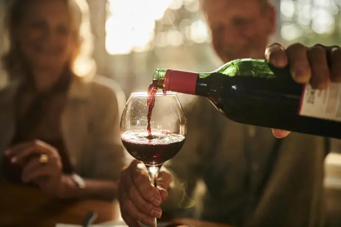 La moderación en el consumo de alcohol no garantiza una buena salud a largo plazo