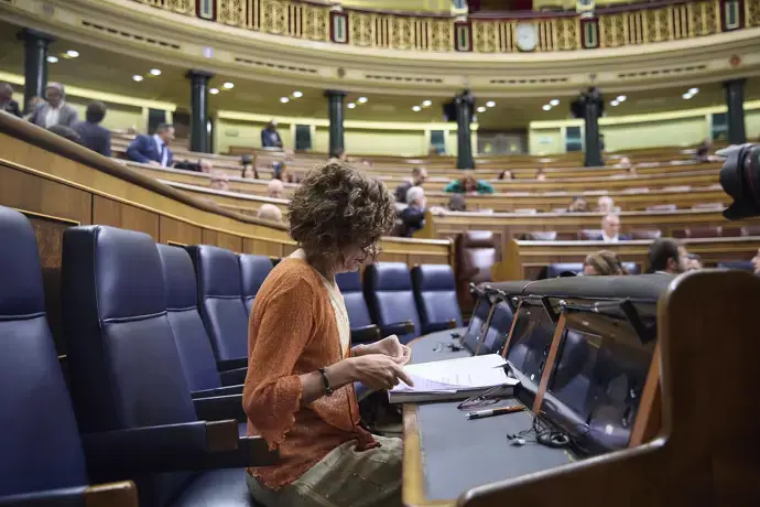 Montero defiende a su jefe de gabinete, mientras el PP lo señala como parte de la "trama