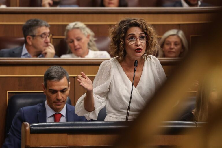 Montero sugiere a Vox que se informe con fuentes oficiales sobre economía y no con tabloides