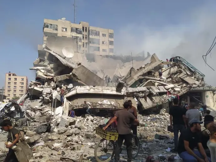 Once palestinos fallecen en un bombardeo israelí sobre una vivienda refugio en el centro de Gaza