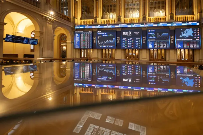 El Ibex 35 retrocede un 0,2%, pero se sostiene sobre los 15.100 puntos al cierre